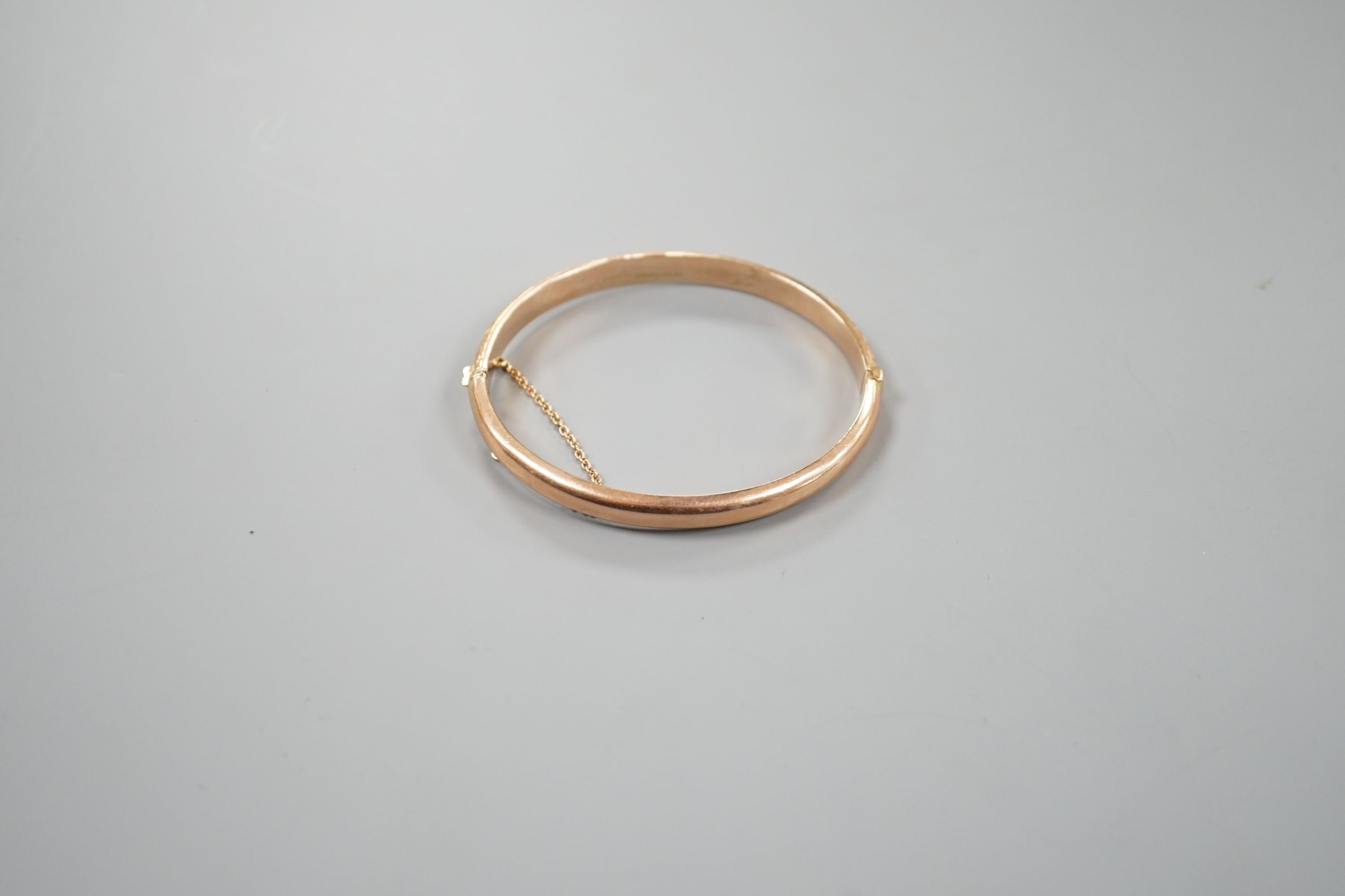 An engraved hollow 9ct gold bangle, 7.6 grams.